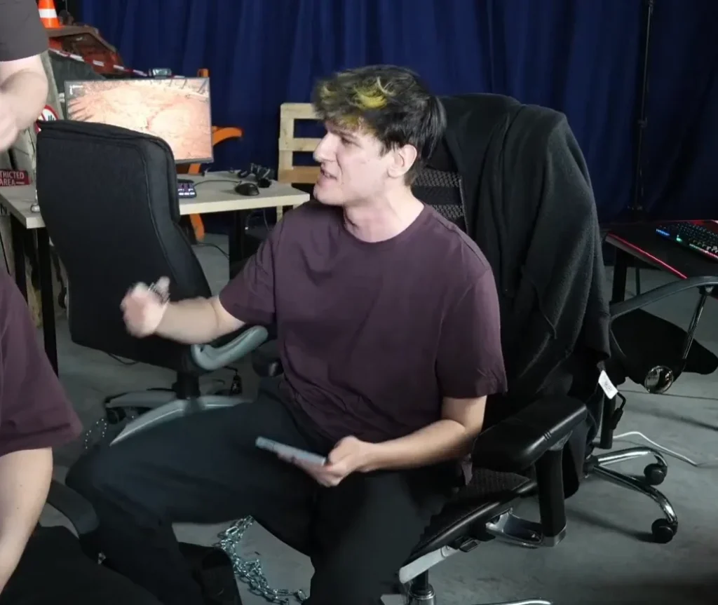 Krupier przy stole w kasynie na żywo, żetony i ruletka w studiu transmisyjnym